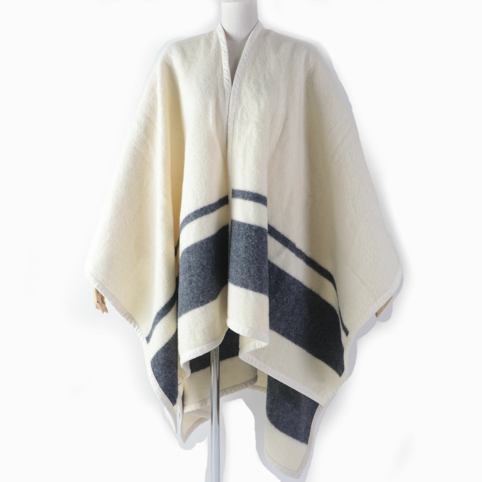 美品☆MADISONBLUE マディソンブルー ウール100% 大判 ケープコート ポンチョ アイボリー 00 日本製 正規品【中古】