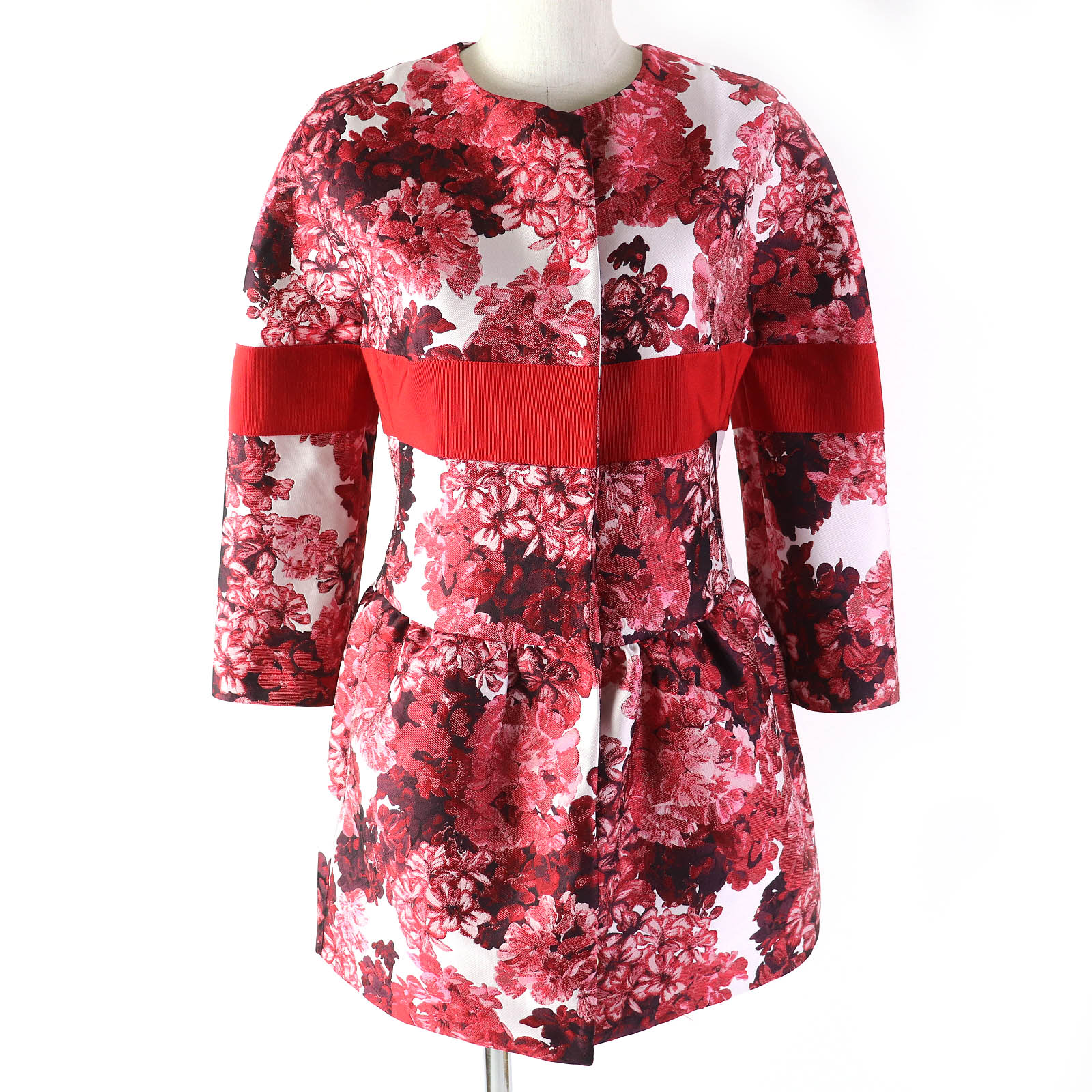 未使用品△MONCLER GAMME ROUGE モンクレール ガムルージュ SOPHE 裏地シルク100％ ロゴ金具付き フラワージャガード 七分袖 ノーカラージャケット レッド系 0 イタリア製 正規品 レディース【中古】
