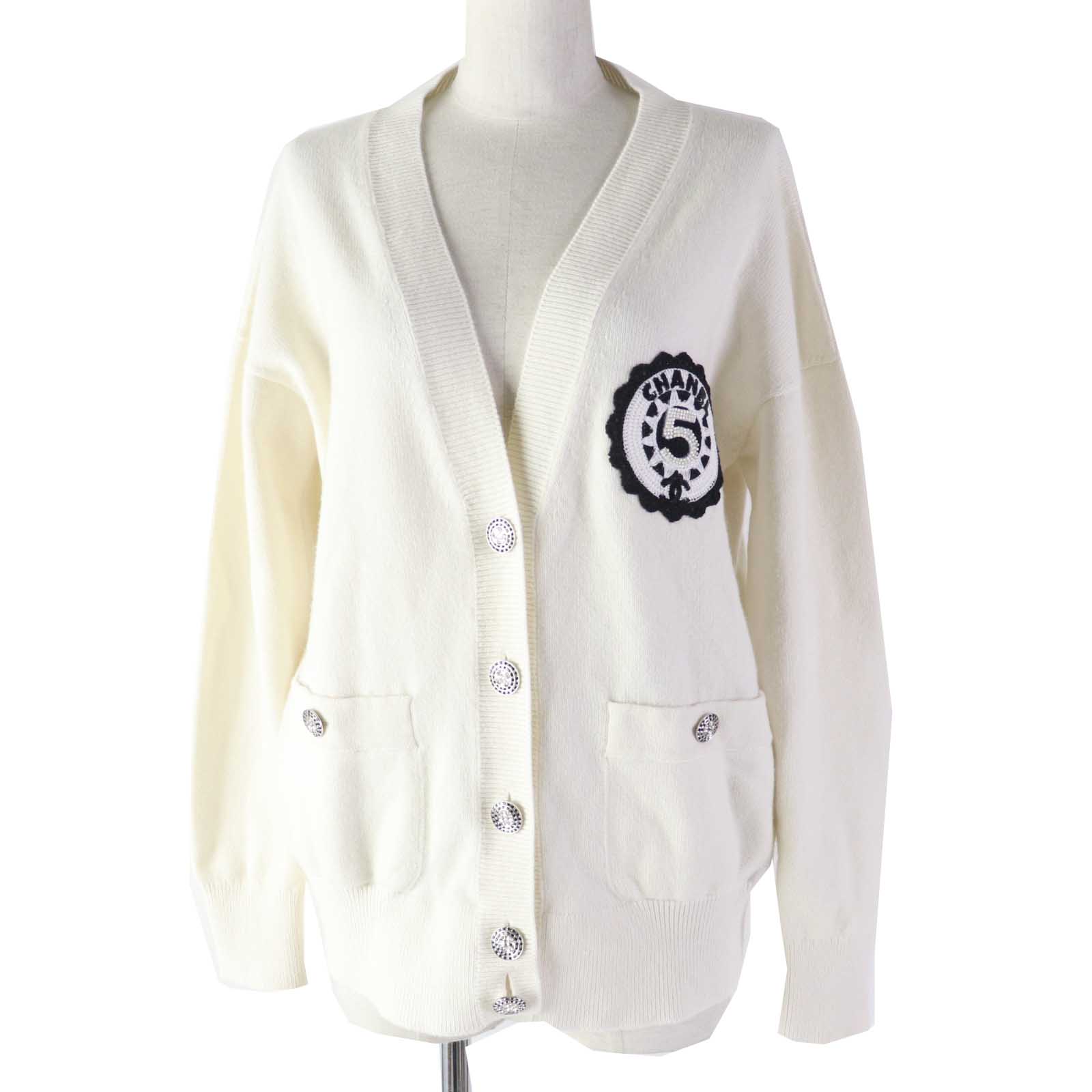 極美品◎CHANEL シャネル 2023年製 P74230 カシミヤ100％ ナンバー5 ビーズ アップリケ クルーズ 長袖 ニットカーディガン ラインストーン ホワイト 34 UK製 レディース【中古】