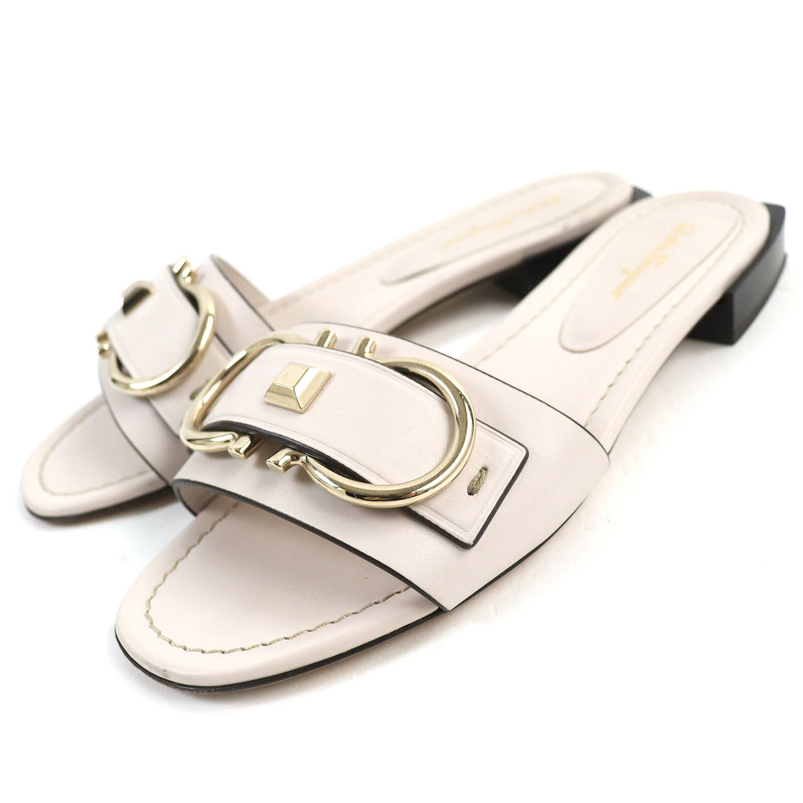 美品△Salvatore Ferragamo サルヴァトーレフェラガモ ダブルガンチーニ金具 レザー ミュール サンダル ライトベージュ ゴールド金具 6.5 日本サイズ23.5cm イタリア製 レディース オススメ◎【中古】