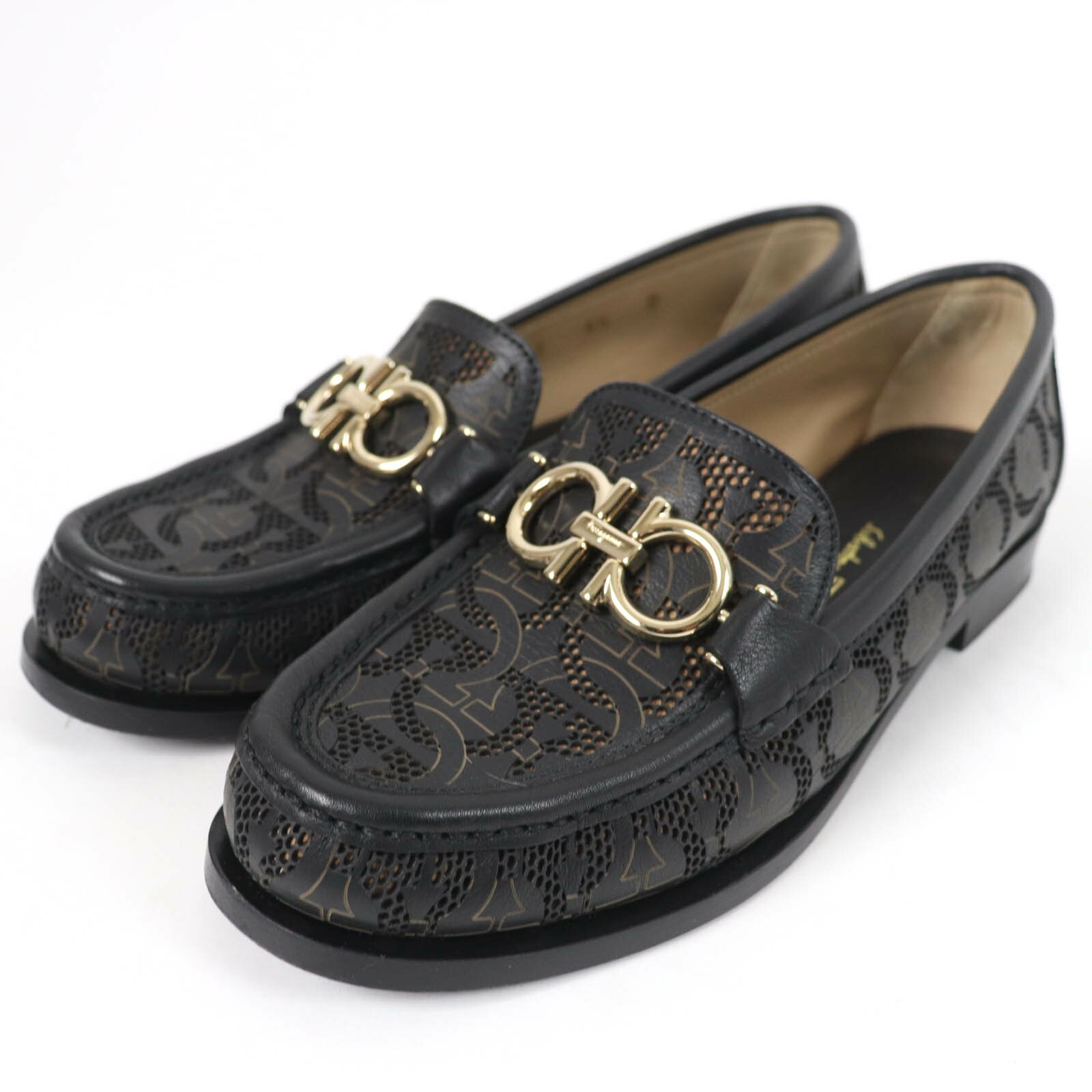 極美品☆Salvatore Ferragamo サルヴァトーレフェラガモ ROLO ガンチーニ金具 ロゴ総柄 レザー ローファー ブラック 5.5 箱・保存袋付き イタリア製 レディース【中古】