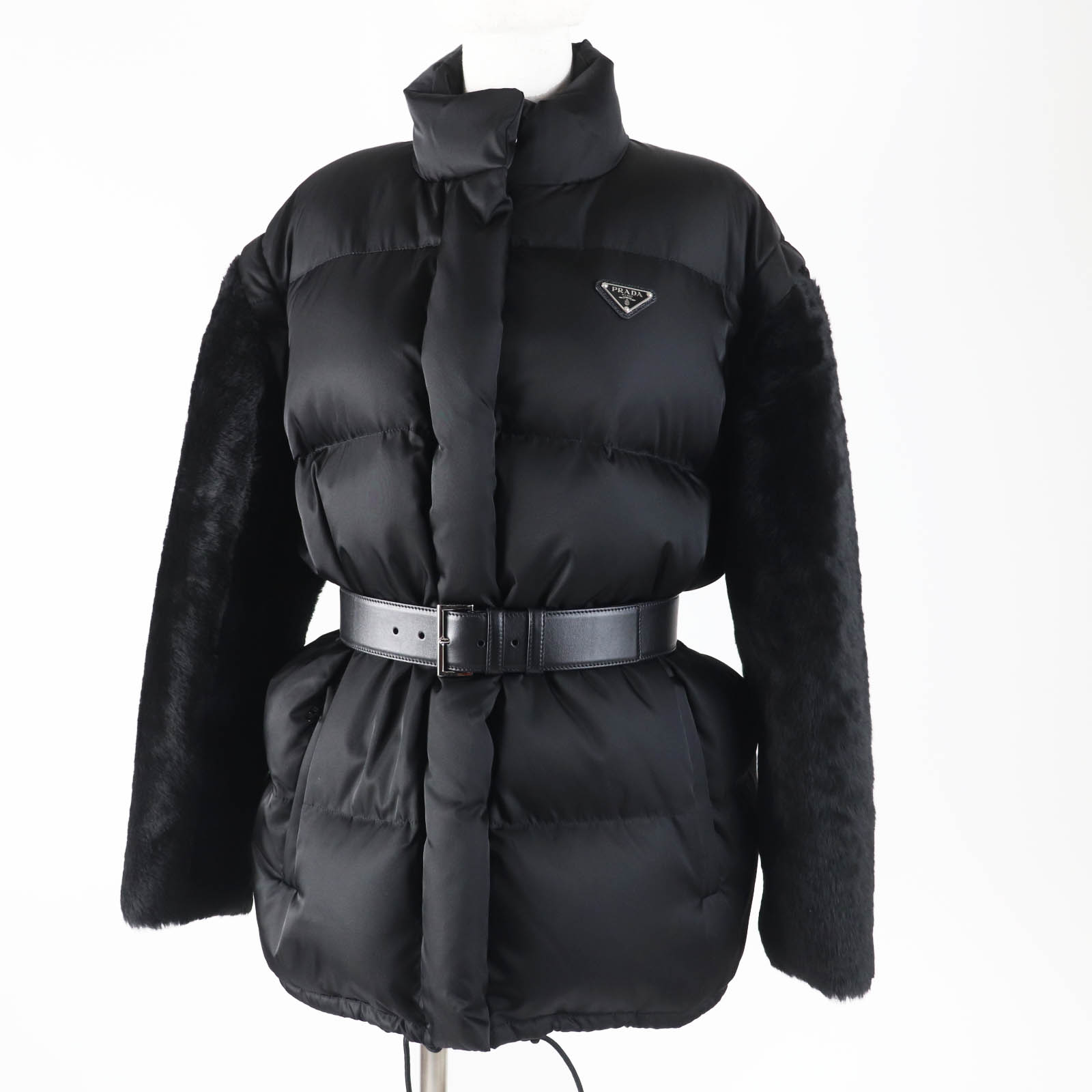 極美品◎PRADA プラダ 2023年製 29L805 Re-Nylon 袖シープファー トライアングルロゴプレート付き 2WAY ダウンベスト／ダウンジャケット ブラック 36 ハンガー・ガーメント付き イタリア製 正規品 レディース【中古】