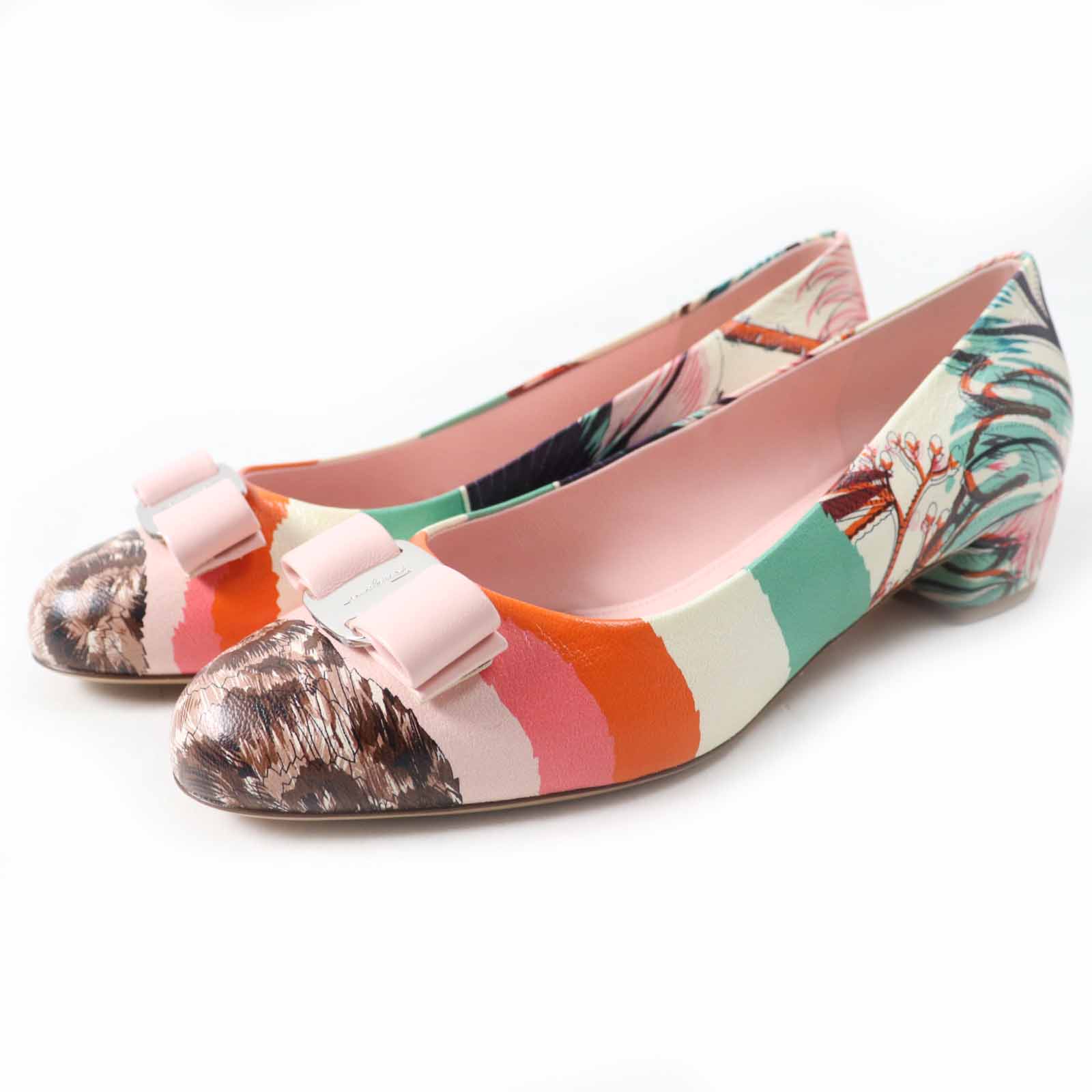 未使用品◎Salvatore Ferragamo サルヴァトーレフェラガモ 740887 VARA PRINT ヴァラ プリント レザー ラウンドトゥ ローヒール パンプス マルチ シルバー金具 8.5 箱・保存袋付き イタリア製 レディース【中古】