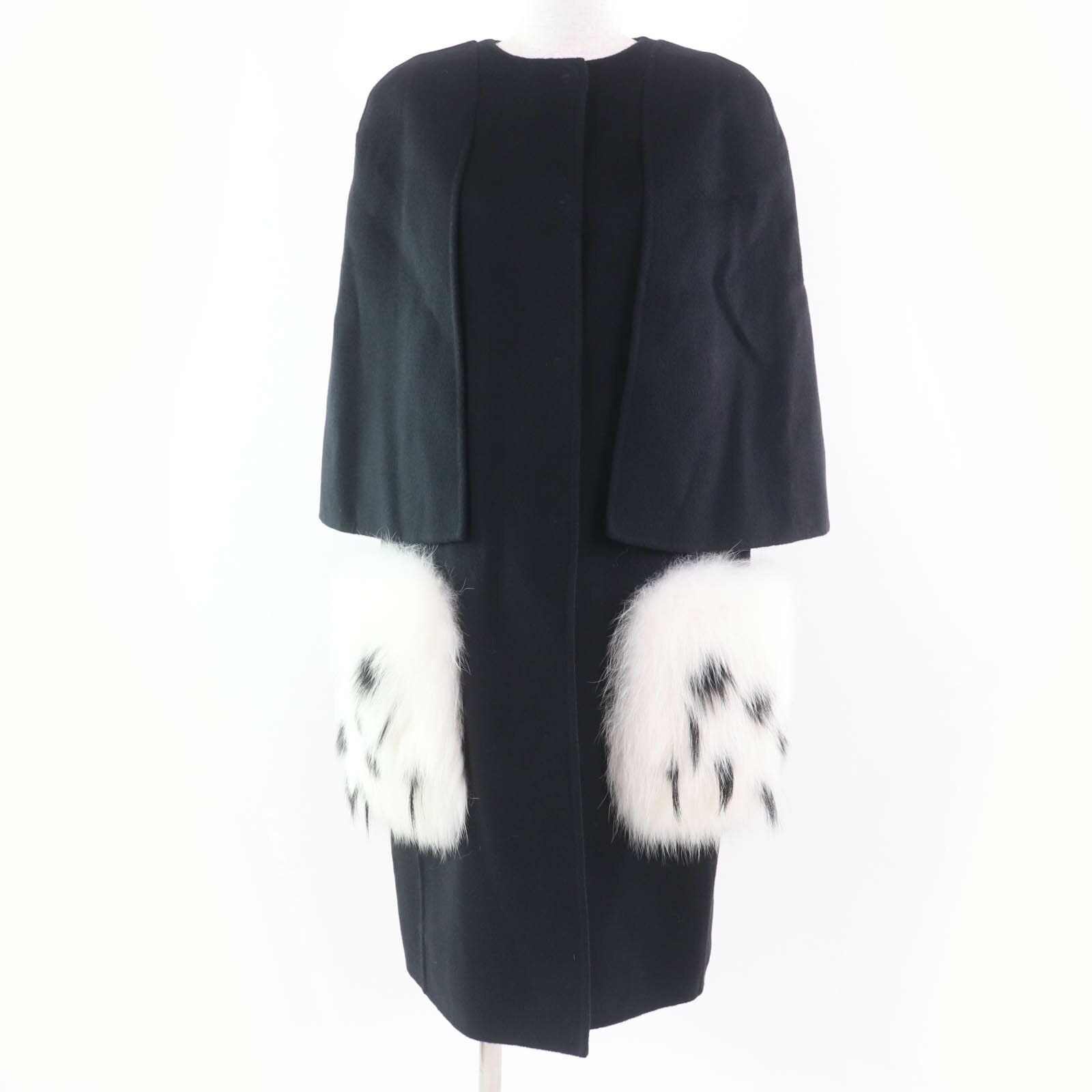 極美品☆FENDI フェンディ FF8285 ウール100％ フォックス FOX フォックスファー付 ノーカラー ケープ コート ブラック 42 ハンガー・ガーメント付き イタリア製 正規品 レディース【中古】